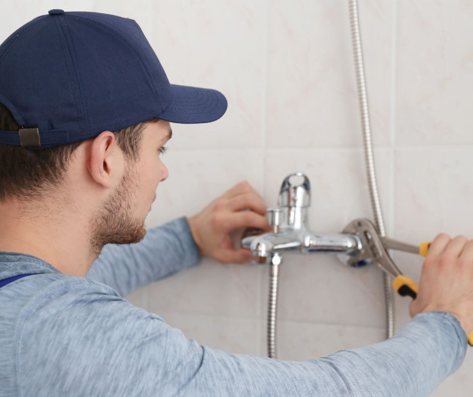 Rekonstrukce koupelny - instalatér při práci